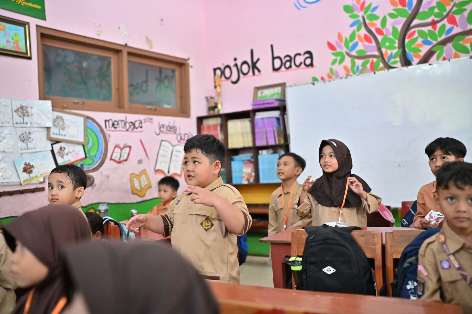 Peserta didik SD Negeri Perumnas Condongcatur aktif belajar di dalam kelas