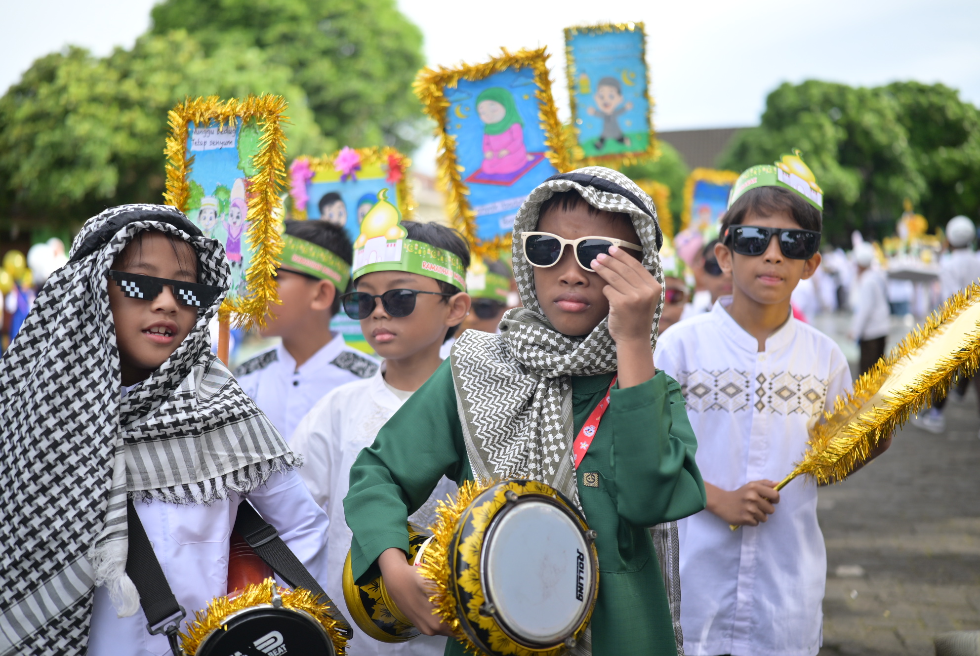 Peserta didik SD Negeri Perumnas Condongcatur dalam parade kegiatan bersama