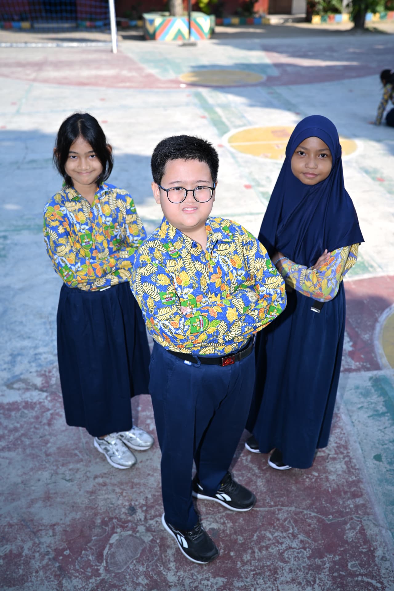 Peserta didik SD Negeri Perumnas Condongcatur dalam busana batik sekolah